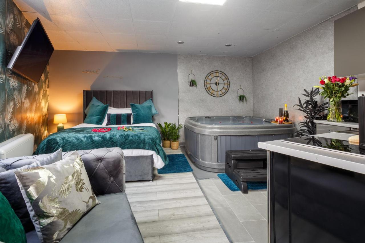 Riverside Studio With Jacuzzi! Sheffield Exterior photo